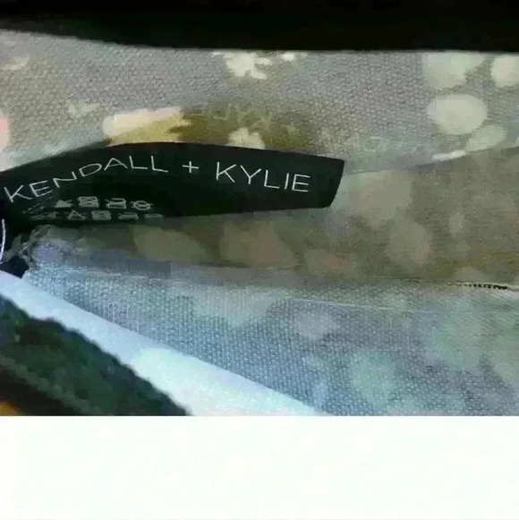 Kendall & Kylie Jenner Kardashian Zip Pouch makeup bag new with tags three piece - Picture 9 of 16